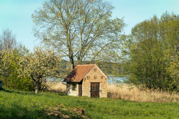 vista idilliaca di una vecchia capanna sul lago schwielowsee - petzow foto e immagini stock