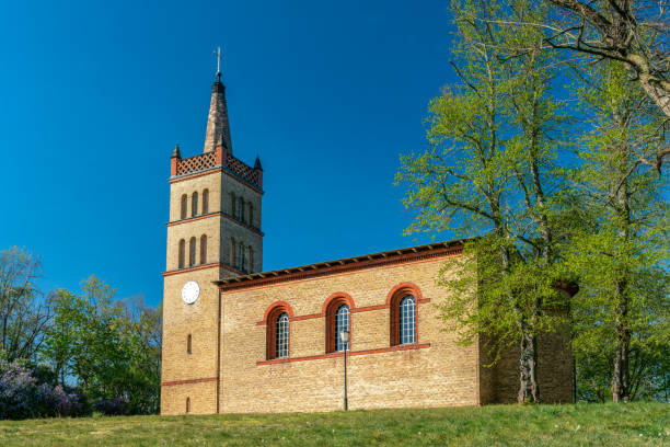 la histórica iglesia del pueblo en petzow, brandeburgo, alemania - petzow fotografías e imágenes de stock