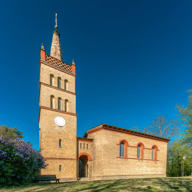 la histórica iglesia del pueblo en petzow, brandeburgo, alemania - petzow fotografías e imágenes de stock