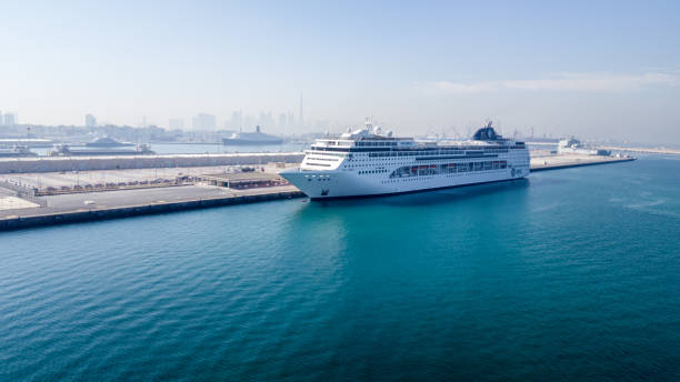 nave da crociera msc lirica nel porto di dubai - dubai yacht luxury marina foto e immagini stock