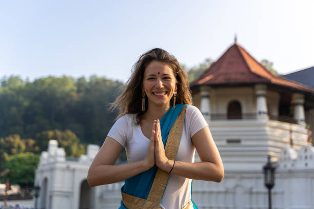 jeune femme de prière avec sari sri-lankais prie devant le temple de sri dalada maligwa - zen like women temple meditating photos et images de collection