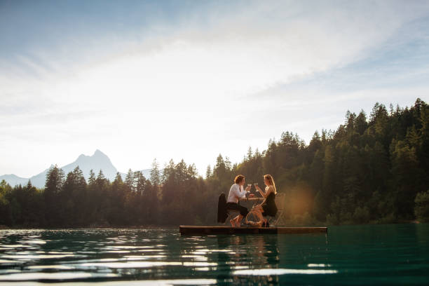 vinho no lago - wooden raft - fotografias e filmes do acervo