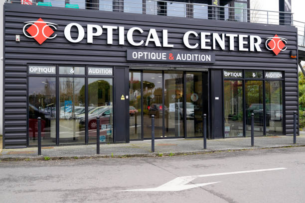 Optical center logo shop sign store french brand Optician glasses Bordeaux , Aquitaine / France - 03 11 2020 : Optical center logo shop sign store french brand Optician glasses lens pas de calais stock pictures, royalty-free photos & images