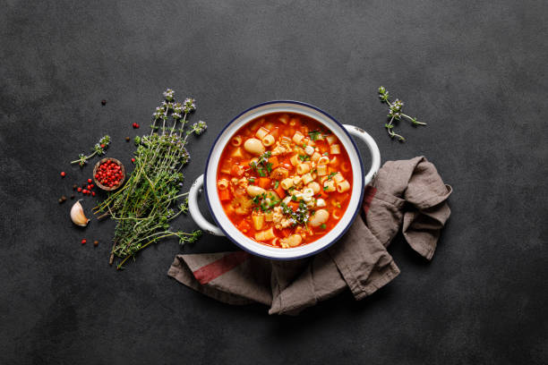 닭고기와 야채를 곁들인 파스타 e fagioli 수프 요리, 이탈리아 요리 - soup carrot celery chicken 뉴스 사진 이미지