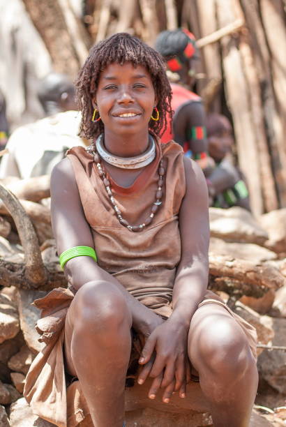 retrato da mulher hamer em dimeka, omo valley, etiópia. - women indigenous culture africa ethiopia - fotografias e filmes do acervo