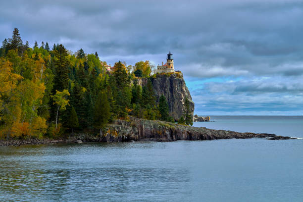 faro de roca dividida, lago superior, otoño - split rock lighthouse fotografías e imágenes de stock