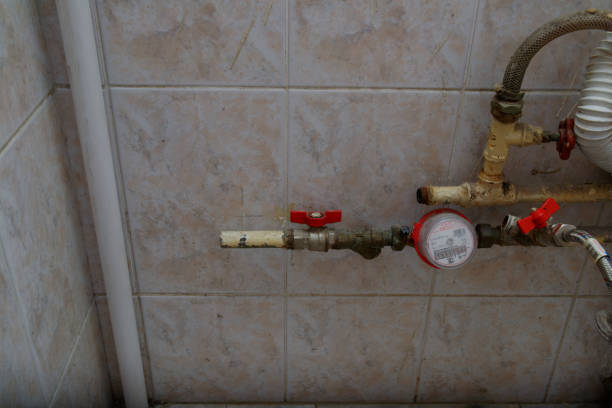 ремонт сломанной трубы в ванной комнате - сантехник зао москва стоковые фото и изображения