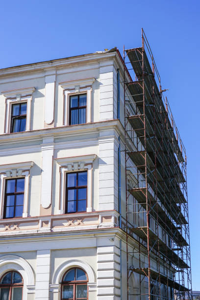 restauração e pintura da fachada de uma casa histórica - restoring house scaffolding history - fotografias e filmes do acervo