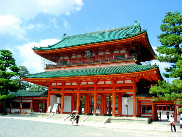 平安神社の正門(京都、日本) - 平安神宮 写真 ストックフォトと画像