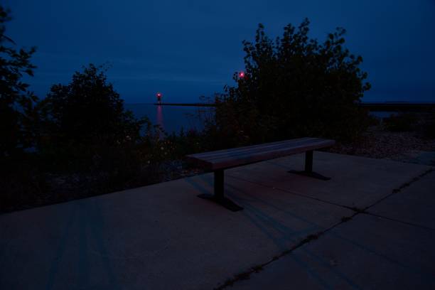 night scene after sunset na jeziorze michigan w marinette, wisconsin pier - tranquill scene zdjęcia i obrazy z banku zdjęć