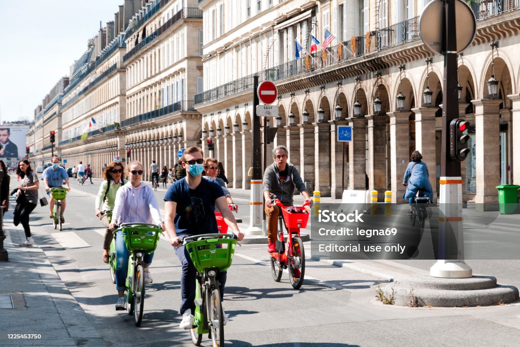 Paris : Rivoli Straße mit vielen Radfahrern (in der Regel Stau mit Autos) nach Covid 19 Sperrung - Lizenzfrei Paris Stock-Foto
