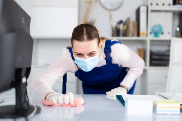 kvinna i mask, handskar och övergripande desinficerande kontor - cleaning surface bildbanksfoton och bilder