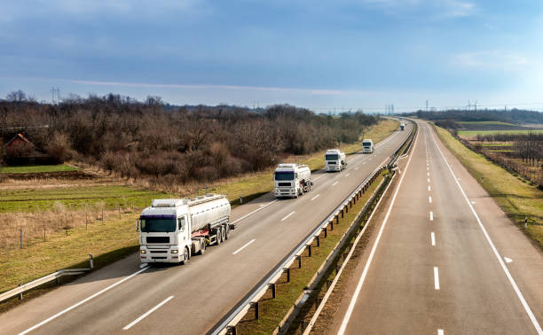 flota de camiones cisterna en una carretera - naphtha fotografías e imágenes de stock