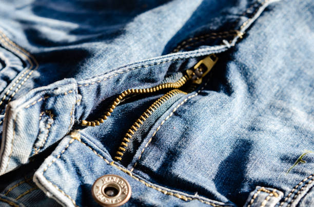 cerniera aperta di pantaloni blue jeans. stupro o molestie sessuali . persona sposata o divorziata . gelosia nelle relazioni . - violence married therapy solution foto e immagini stock