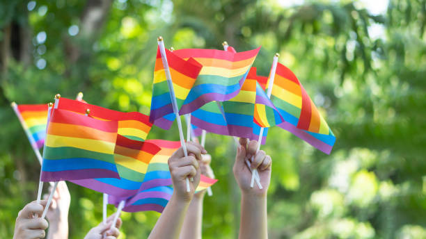 hbt stolthet eller gay stolthet med regnbåge flagga för lesbisk, gay, bisexuella och transpersoner mänskliga rättigheter social jämlikhet rörelser i juni månad - pride month bildbanksfoton och bilder