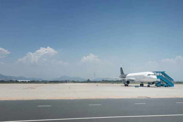 avión aterrizó en el aeródromo - landed airplane travel commercial airplane fotografías e imágenes de stock