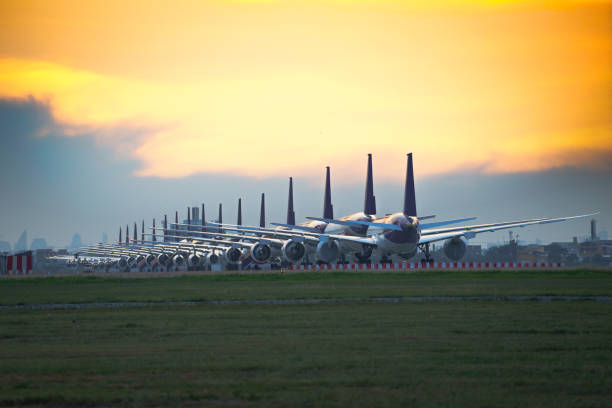 aparcamiento comercial para aviones - airport runway airplane commercial airplane fotografías e imágenes de stock