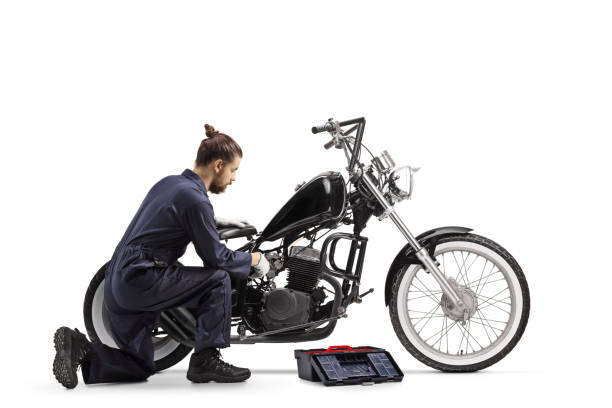 meccanico motociclistico con una scatola degli utensili che ripara una motocicletta - lenght foto e immagini stock