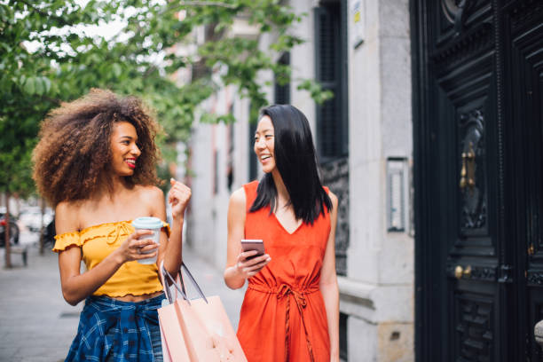 filles en vacances revenant du shopping - disposable cup coffee shopping friendship photos et images de collection