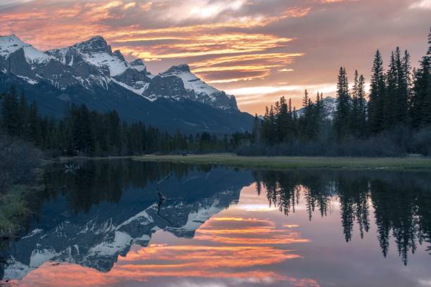 スプリングクリークサンセットカラーズ、カンモアアルバータカナダ - bow valley ストックフォトと画像