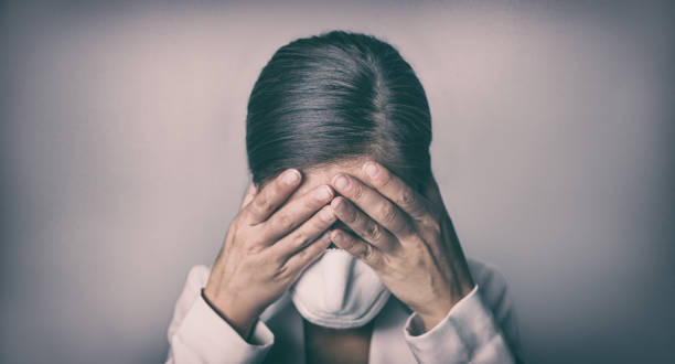 covide-19 femme d’affaires de stress pleurant couvrant le masque de visage avec l’inquiétude de récession d’emploi de coronavirus de mains - unemployment fear depression women photos et images de collection