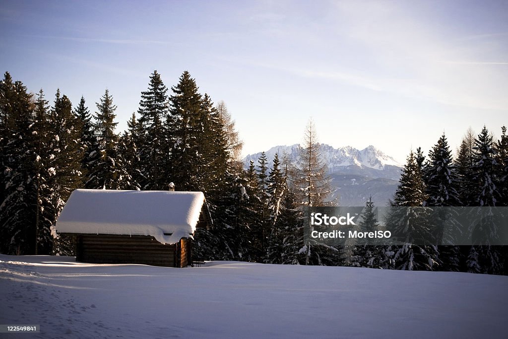 Paisagem de montanha do inverno Hut - Foto de stock de Alpes europeus royalty-free