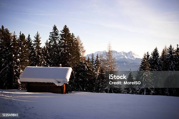 Foto de Paisagem De Montanha Do Inverno Hut e mais fotos de stock de Alpes europeus - Alpes europeus, Alto Ádige, Arquitetura