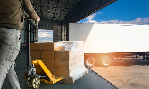 trabalhador entregador descarregando mercadorias de palete de carga, caixa de pacote, sua carga de palete de mão em um caminhão, transporte rodoviário de carga, armazém de entrega industrial e logística - distribution warehouse forklift freight transportation pallet - fotografias e filmes do acervo