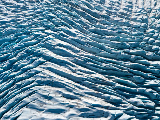 belas geleiras fluem pelas montanhas da islândia. vista aérea e vista superior. geleira fluindo na groenlândia. algumas dessas geleiras têm milhares de metros de profundidade. descoberta e viagens de aventura. - lake mountain range mountain deep - fotografias e filmes do acervo