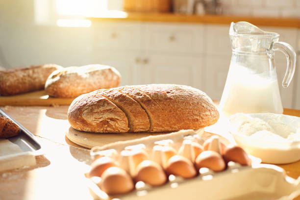 ベーカリーパンパン。キッチンのテーブルの上に新鮮な自家製パン。 - brown bread bread cutting board full length ストックフォトと画像