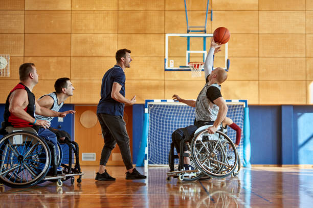 salta palla nel gioco di pratica del basket in carrozzina - basket su sedia a rotelle foto e immagini stock