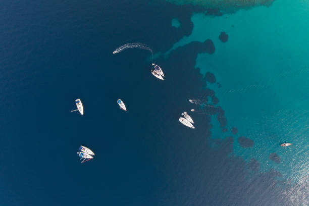 żeglarstwo na morzu adriatyckim makarska korcula chorwacja aerial drone photo. jacht w marinie, żeglowanie w chorwacji. - makarska riviera zdjęcia i obrazy z banku zdjęć