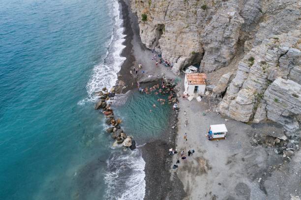 paralia thermes źródła kąpieli w kos wyspa grecja - kos therma beach zdjęcia i obrazy z banku zdjęć