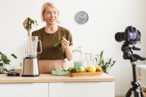 Food blogger making a content