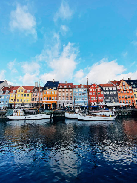 explorando copenhague, nyhavn - cloud house blue danish culture - fotografias e filmes do acervo