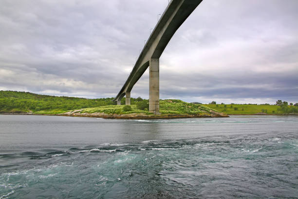 most nad saltstraumen maelstrom - który mówi się, że na świecie najsilniejszych prądów pływowych z jacuzzi lub vortices , bodo, nordland county, norwegia. - outdoors kraken flowing flowing water zdjęcia i obrazy z banku zdjęć