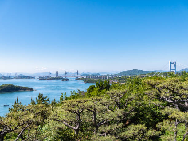 Seto Ohashi Bridge from Mt.Washu lookout in Kurashiki City, Okayama Prefecture, Japan. Seto Ohashi bridge is a bridge connecting Kurashiki City, Okayama Prefecture and Sakaide City, Kagawa Prefecture. puente seto ohashi desde el mirador del monte washu en la ciudad de kurashiki, prefectura de okayama, japón. el puente seto ohashi es un puente que conecta la ciudad de kurashiki, la prefectura de okayama y la ciudad de sakaide, en la prefectura de kagawa