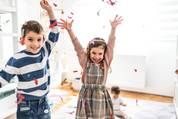 c’est l’heure des confettis ! - child cheerful little girls down syndrome photos et images de collection