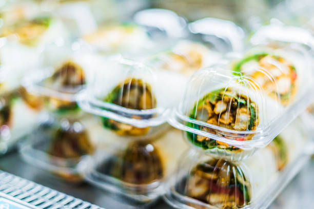 vorverpackte sandwiches in einem kommerziellen kühlschrank - packaged food stock-fotos und bilder