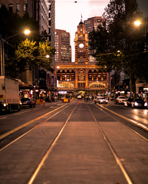 엘리자베스와 콜린스에서 플린더스 스트리트 역 - melbourne australia night downtown district 뉴스 사진 이미지
