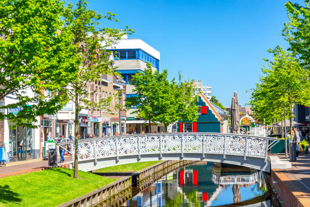 a rua de compras no centro de zaandam durante o dia ensolarado - zaanse schans bridge house water - fotografias e filmes do acervo