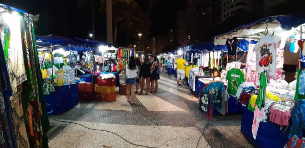 mercado de souvenirs de brasil en río de janeiro brasil, gente que busca algo para comprar paisajes - brazil beach copacabana beach recreational pursuit fotografías e imágenes de stock