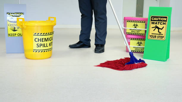 Janitor male cleaning floor in medical service room or laboratory with caution tag sign watch your step and Biohazard spill kit, chemical spill kit yellow bucket for response chemical spill out cases. janitor piso de limpieza para hombres en la sala de servicio médico o laboratorio con señal de etiqueta de precaución ver su paso y kit de derrame biohazard, kit de derrame químico cubo amarillo para casos de derrame químico de respuesta.