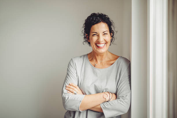 retrato de una empresaria segura de sí misma - mature women fotografías e imágenes de stock