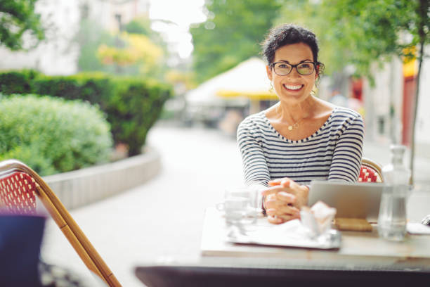 휴식을 취하는 사업가 - digital tablet women coffee shop coffee 뉴스 사진 이미지