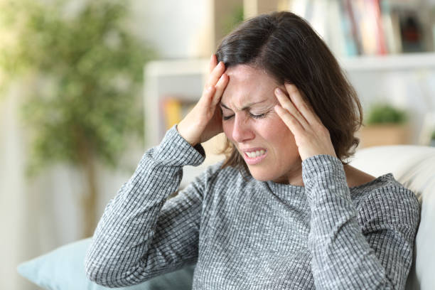 집에서 두통을 앓고있는 중년 여성 - women depression sadness pms 뉴스 사진 이미지