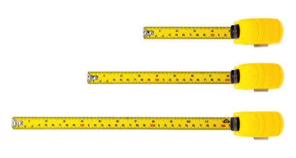 클리핑 경로가 있는 흰색 배경에서 격리된 테이프 측정 - tape measure yellow long instrument of measurement 뉴스 사진 이미지