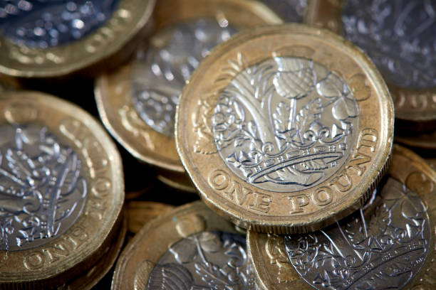 새로운 1 파운드 동전 - one pound coin british currency coin paper currency 뉴스 사진 이미지