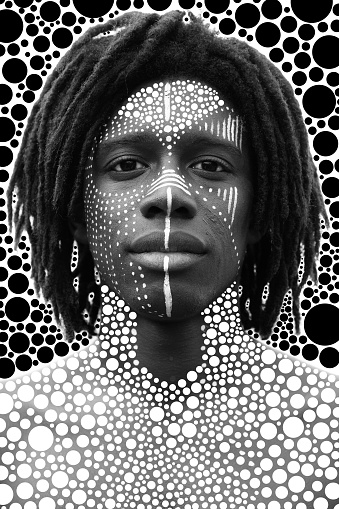 Retrato del joven africano con rastas y pintura facial tradicional mirando directamente a la cámara con una expresión seria, blanco y negro photo