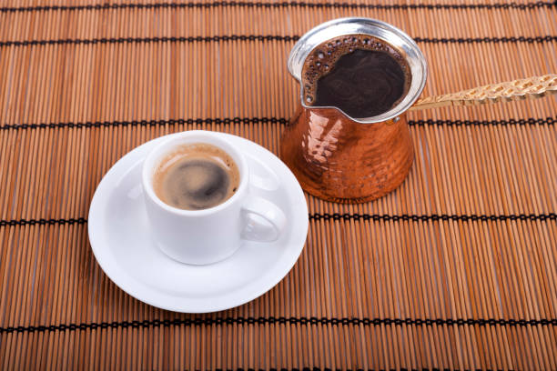 コーヒーとコーヒーのカップ - コーヒーを提供する伝統的なトルコの方法 - cup coffee pot coffee coffee cup ストックフォトと画像